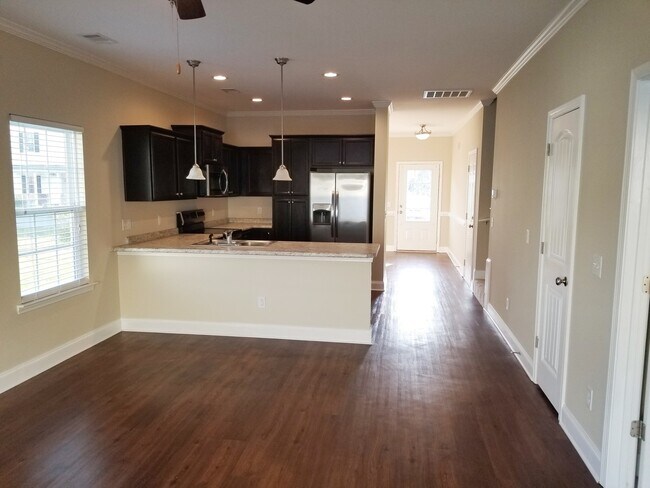 Building Photo - Spacious 3 Bedroom 2.5 Bath Townhome with ...