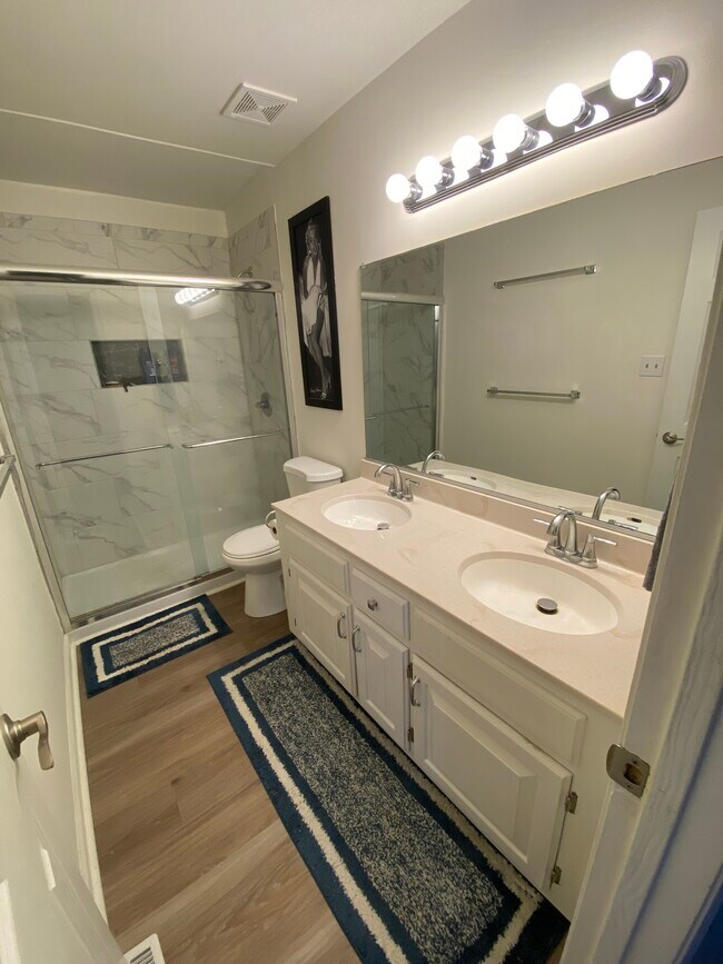 Building Photo - 2141 Bromby St