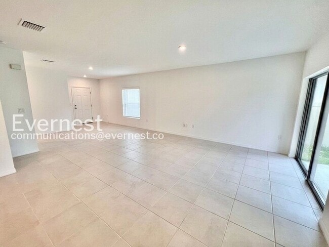 Building Photo - Spacious 5 Bed, 3.5 Bath Home with Fenced Yard and 2-Car Garage | Available Soon!