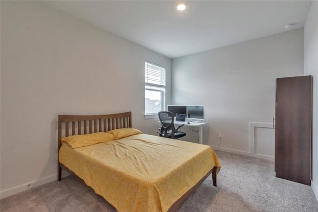 Building Photo - 563 Saturnia Dr