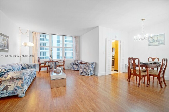 Primary Photo - 4747 Collins Ave