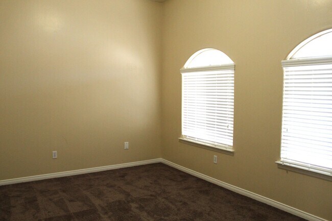 Building Photo - Southwest 5 bed 3 bath home