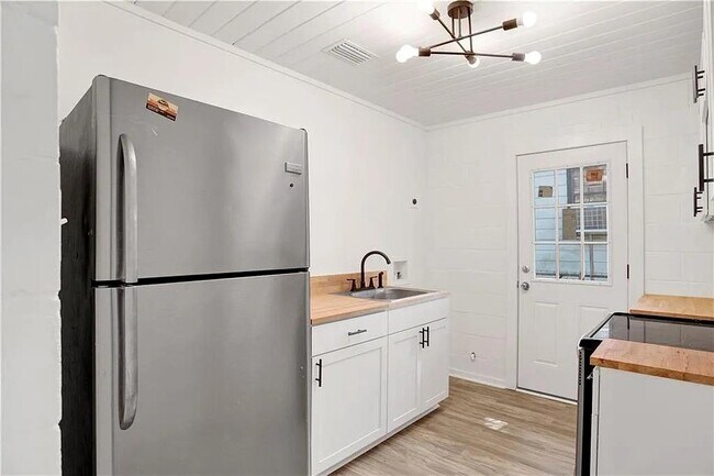 Building Photo - 956 Conti St