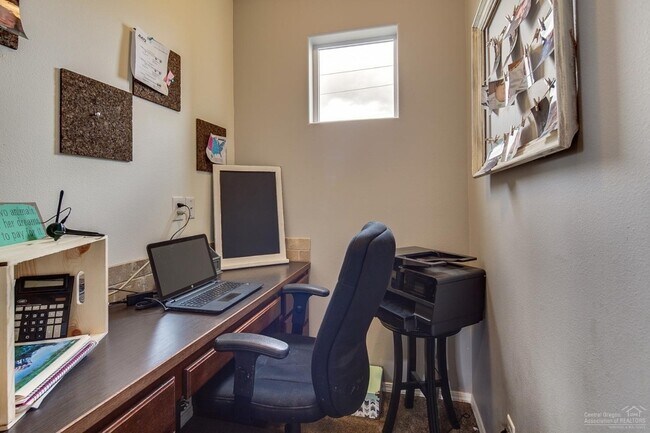 Building Photo - Move in ready home located on the SW side ...