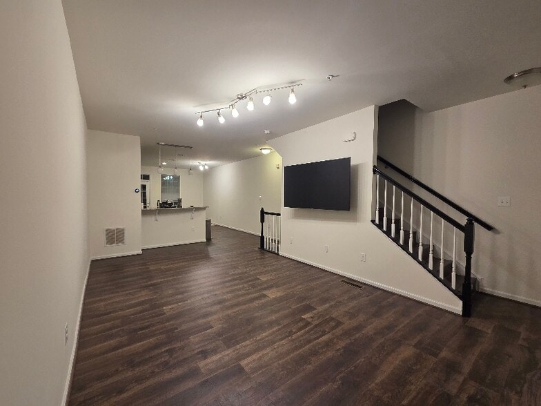 Building Photo - 7735 Duncannon Ln