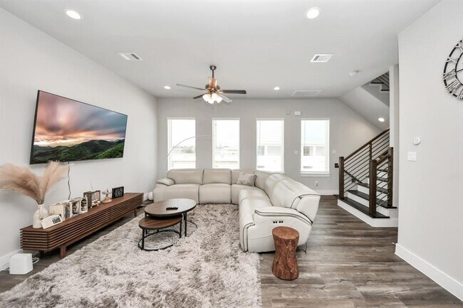 Building Photo - 1743 Cove Cres Ct