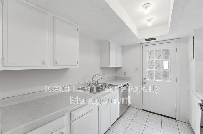 Building Photo - 12447 Sharpview Dr