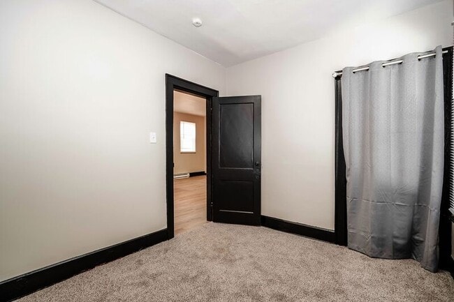 Building Photo - 98-100 N Hague Ave