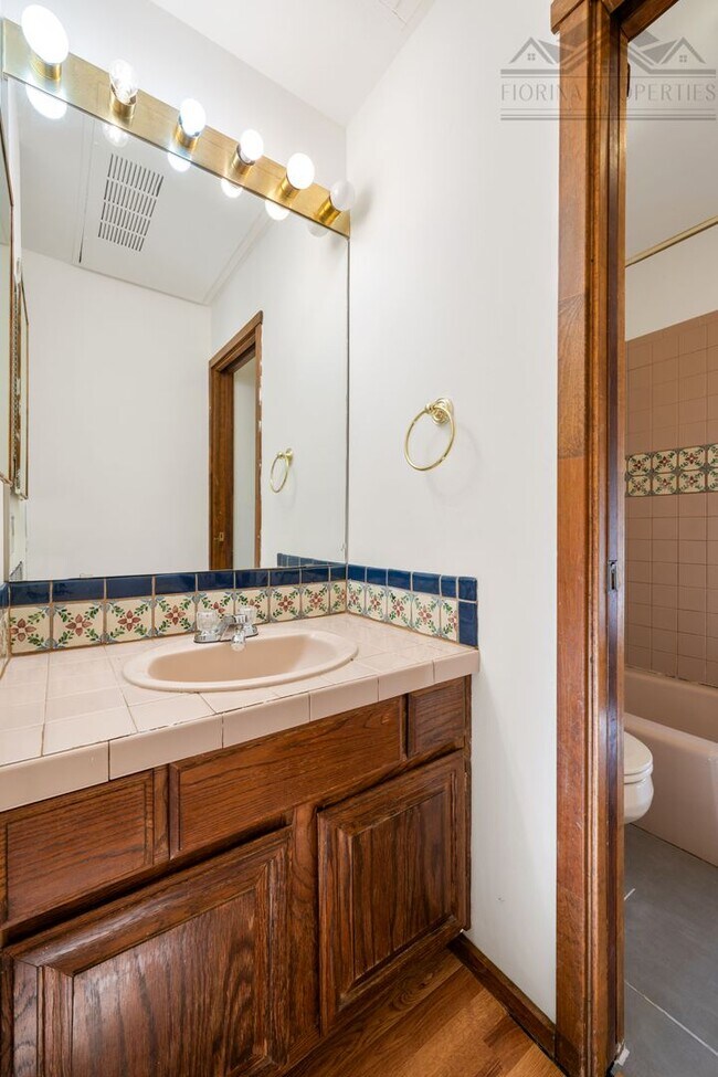 Building Photo - UNFURNISHED Inviting Studio Apartment in the Heart of Downtown