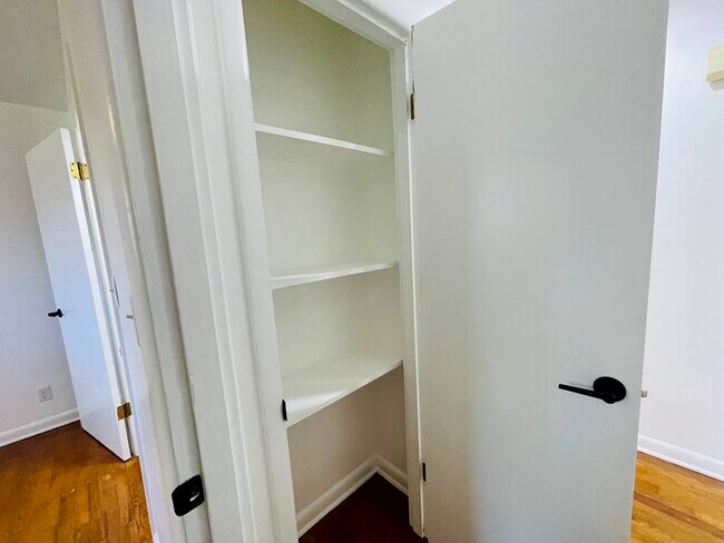 Building Photo - 908 S Crutcher Ave