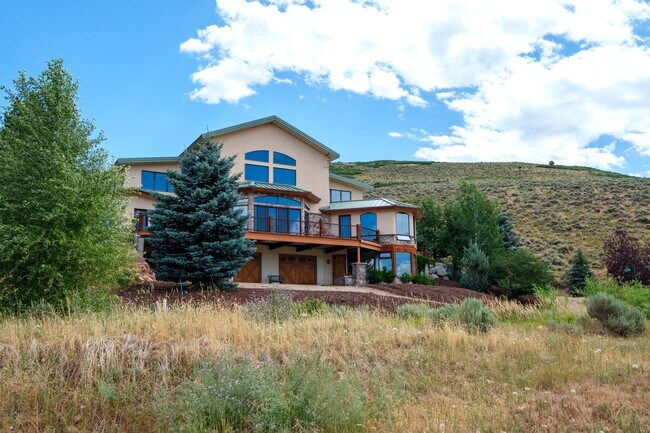 Building Photo - Private Hillside Ranch Home Available Wint...