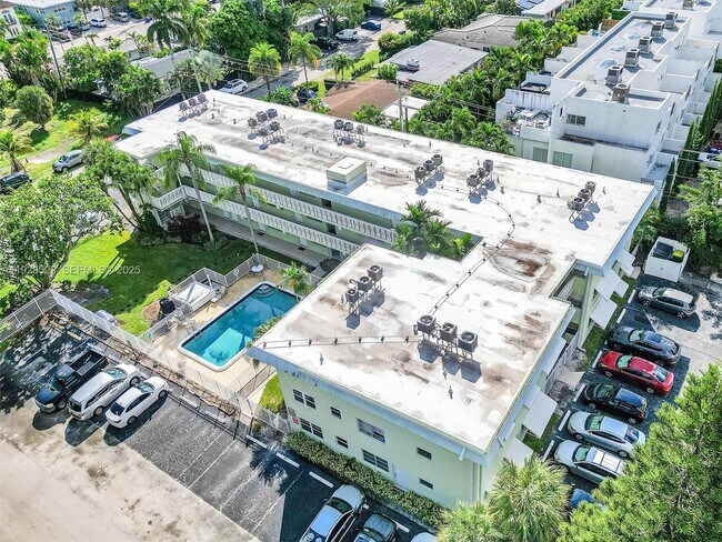 Building Photo - 1900 NE 8th Ct