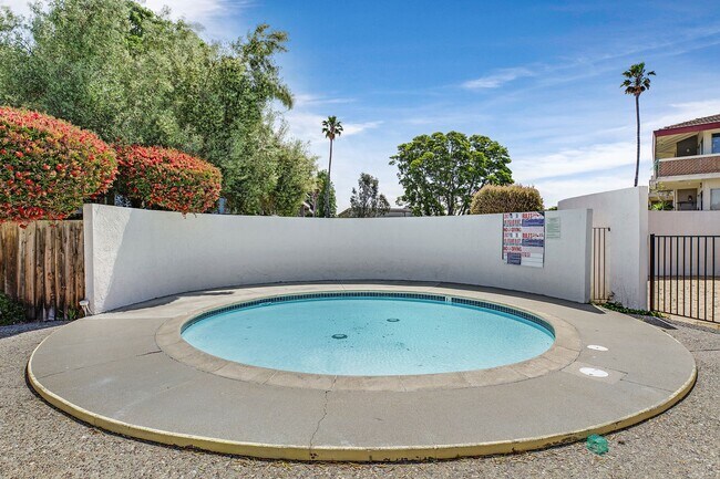 Building Photo - Bright and modern one bedroom one bathroom...