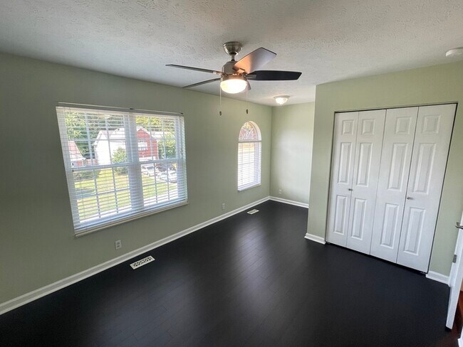 Building Photo - Harbortowne corner lot home with fenced yard and deck!