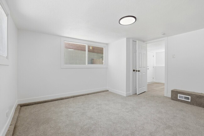 Building Photo - 823 S 1000 E