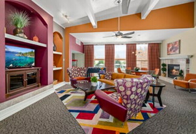 Building Photo - FULLY FURNISHED home available now.