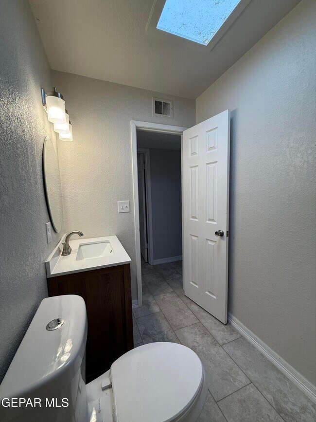 Building Photo - 955 Versailles Dr