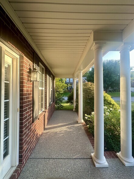 Building Photo - 402 Valley Spring Dr