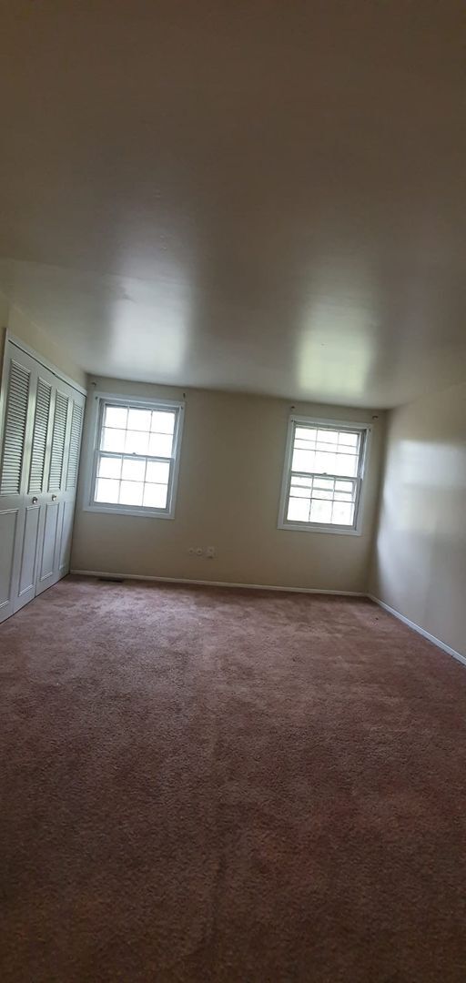 Building Photo - Condo for rent with parking and yard large...