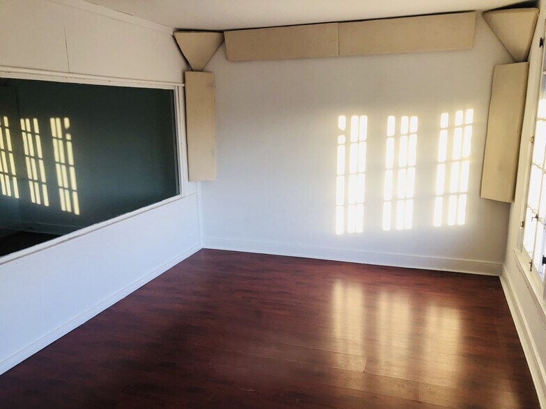 Building Photo - 7261 1/2 Melrose Ave