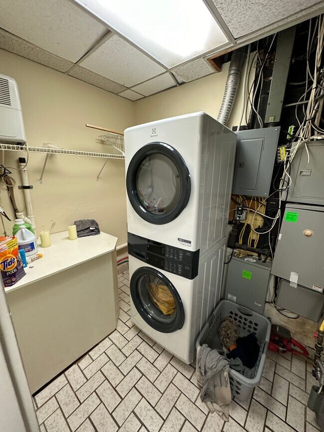 Building Photo - 256 Radcliffe St