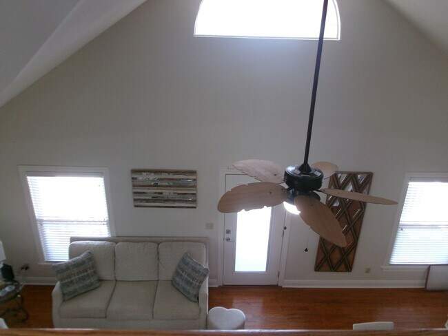 Building Photo - 3 bedroom raised beach home on Ocean Boule...