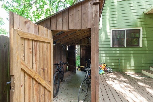 Building Photo - Beautiful 4/4 Plus Office, 4 Blocks From E...