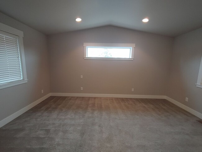 Building Photo - Spacious 3 bedroom 2.5 bath w/ an office a...