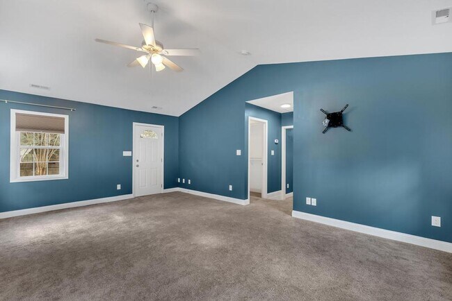 Building Photo - Large Ranch Home with 3BR/ 2 Bath with an Extra Bonus Room!