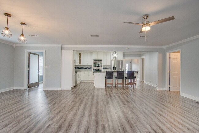 Building Photo - East Hill 3BR Home Near Bayview Park with Office, Hot Tub, Workshop & Detached Garage