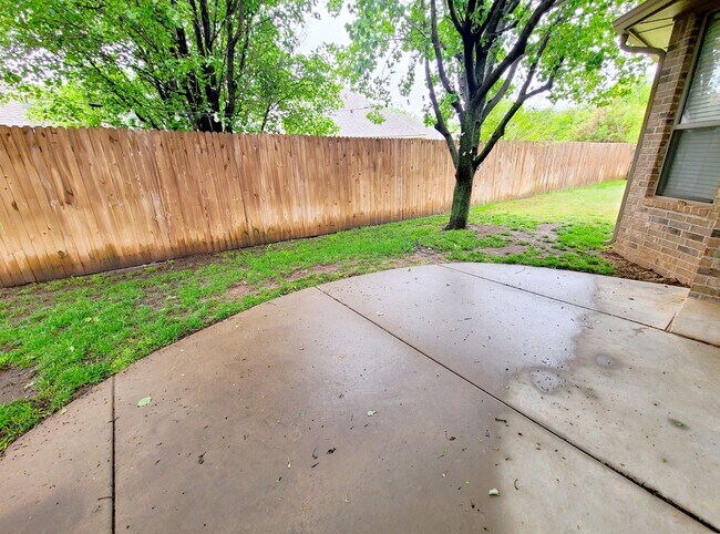 Building Photo - Three Bedroom Plus Study in Edmond