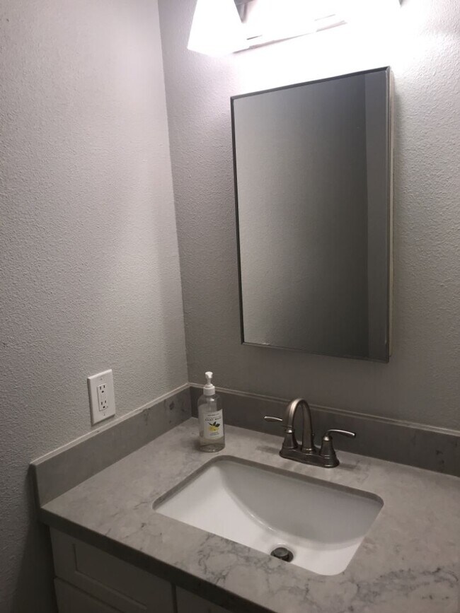 Building Photo - Beautiful Home in West Davis