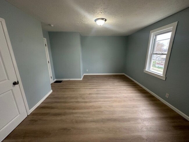 Building Photo - CHARMING, 1 BEDROOM UPPPER LEVEL DUPLEX