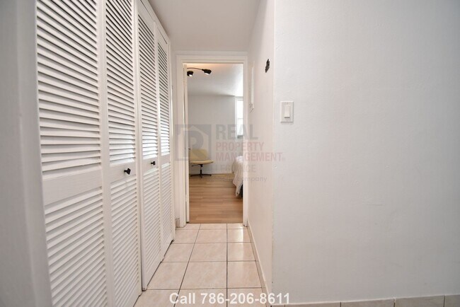 Building Photo - 1300 Lincoln Rd