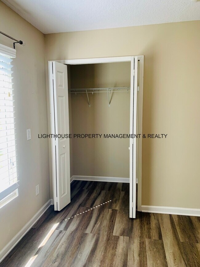 Building Photo - Renovated 2 Bed/1.5 Bath Jax Beach Townhom...