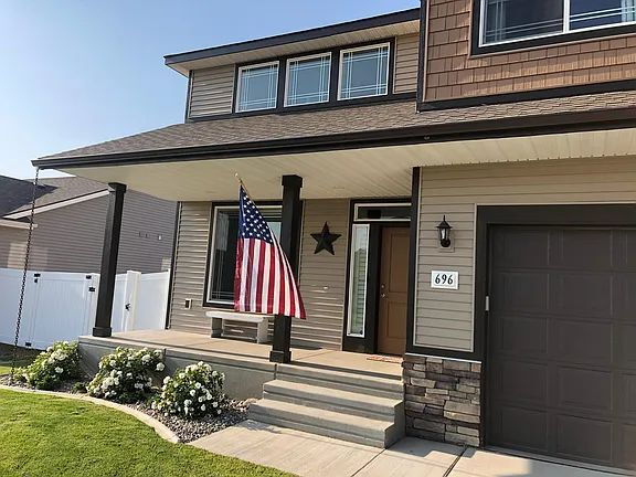 Building Photo - Beautiful 4BR, 2.5BTH, 3-Story Home in Post Falls