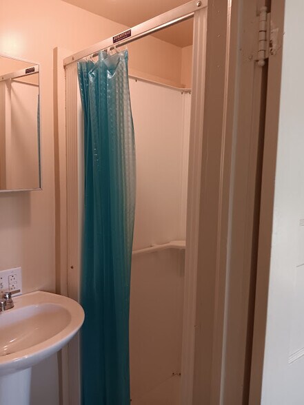 Building Photo - 112 E Nelson St