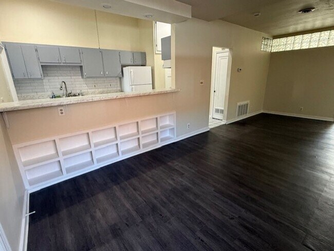 Building Photo - Updated Upper 3 Bedroom Unit for Rent in Downtown West Bend