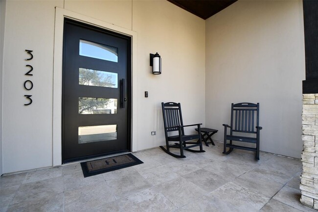 Building Photo - 3203 Blue Bonnet Blvd