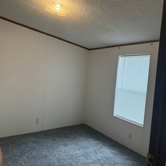 Building Photo - 3 Bedroom 2 Bath Manufactured Home