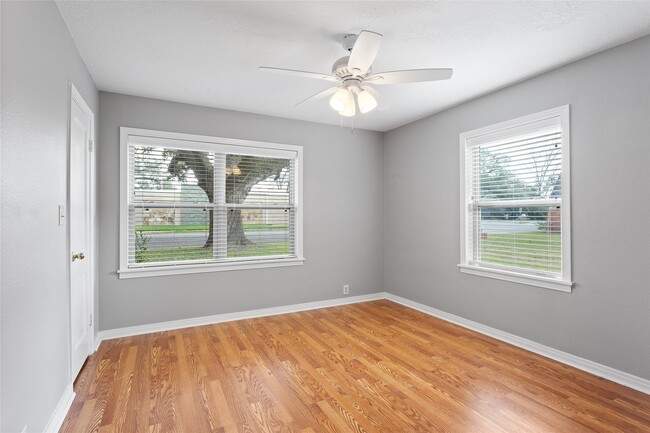 Building Photo - 302 S Hardie St