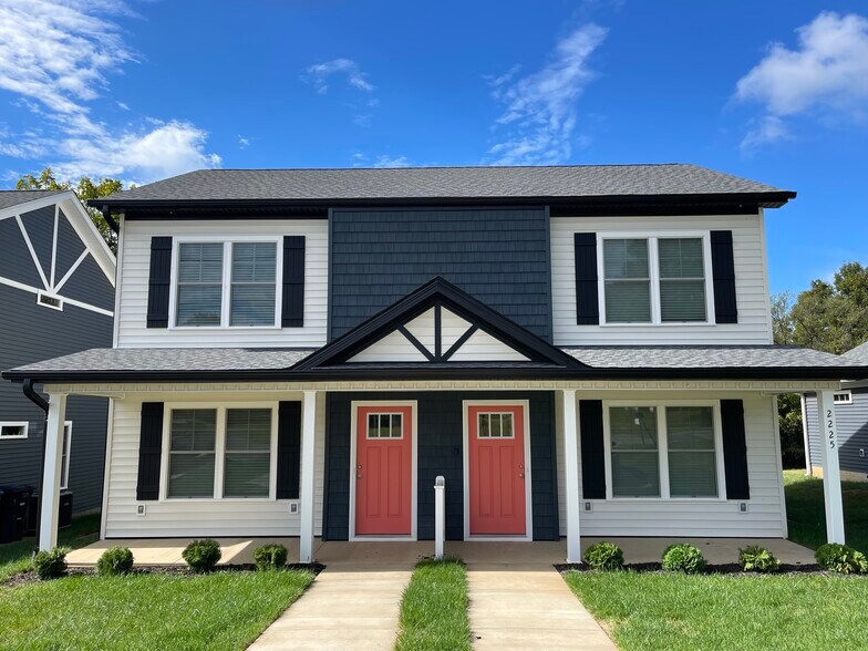 Beautiful craftsman exterior - 2225 Kenwood Blvd SE