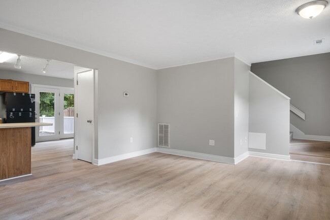 Building Photo - 3 bed/ 2 1/2 bath pet friendly fenced yard