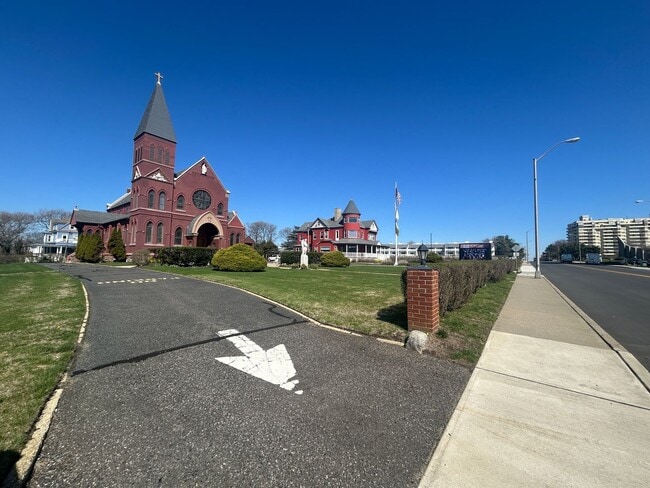 Building Photo - 677 Gerard Ave