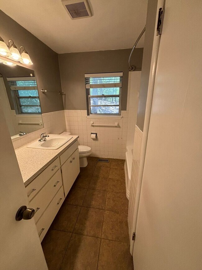 Building Photo - 4 Bedroom Single Family Home Close to Univ...