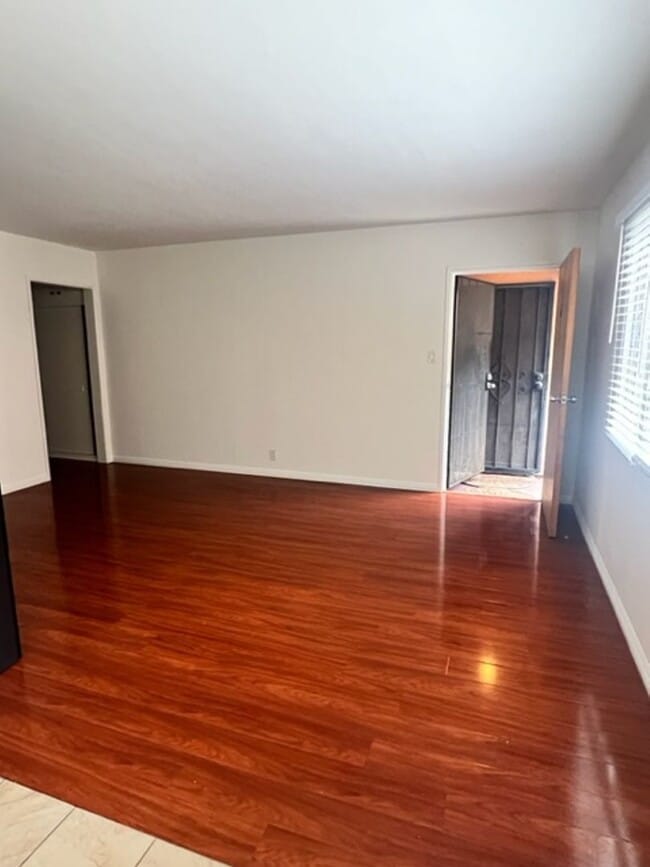 Building Photo - Beautiful One bedroom in gated complex one block from Ocean In Long Beach