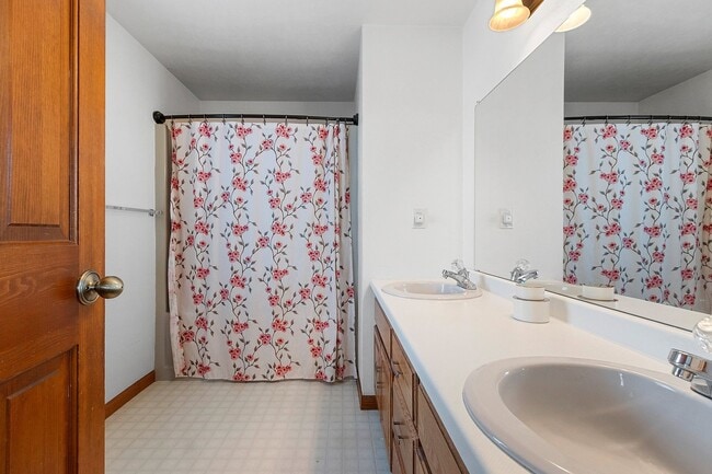 Building Photo - 5 BEDROOM 4.5 BATH PRIVATE BACKYARD