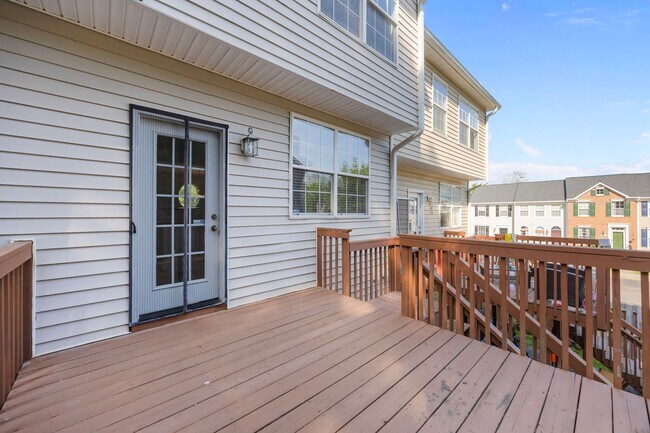 Building Photo - Spacious 3 Story Townhome Located in the Heart Raleigh! Available Now!