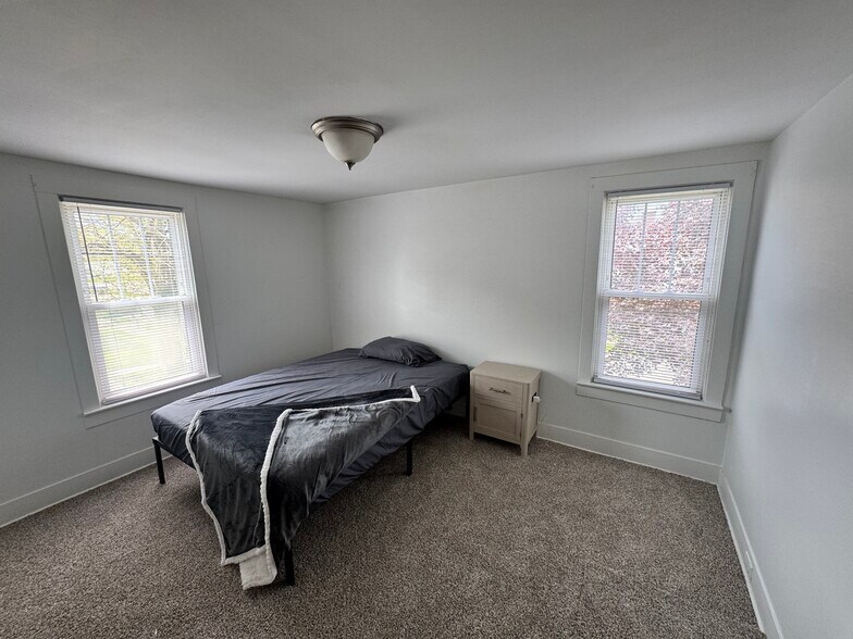 Building Photo - 2401 Plum St