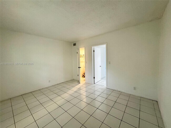 Building Photo - 4140 Woodside Dr